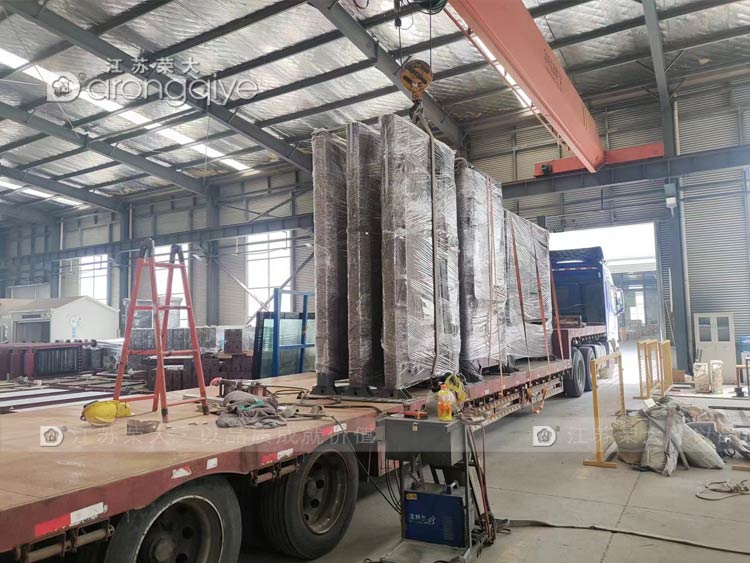 安徽智慧公交候車(chē)亭正在裝車(chē)